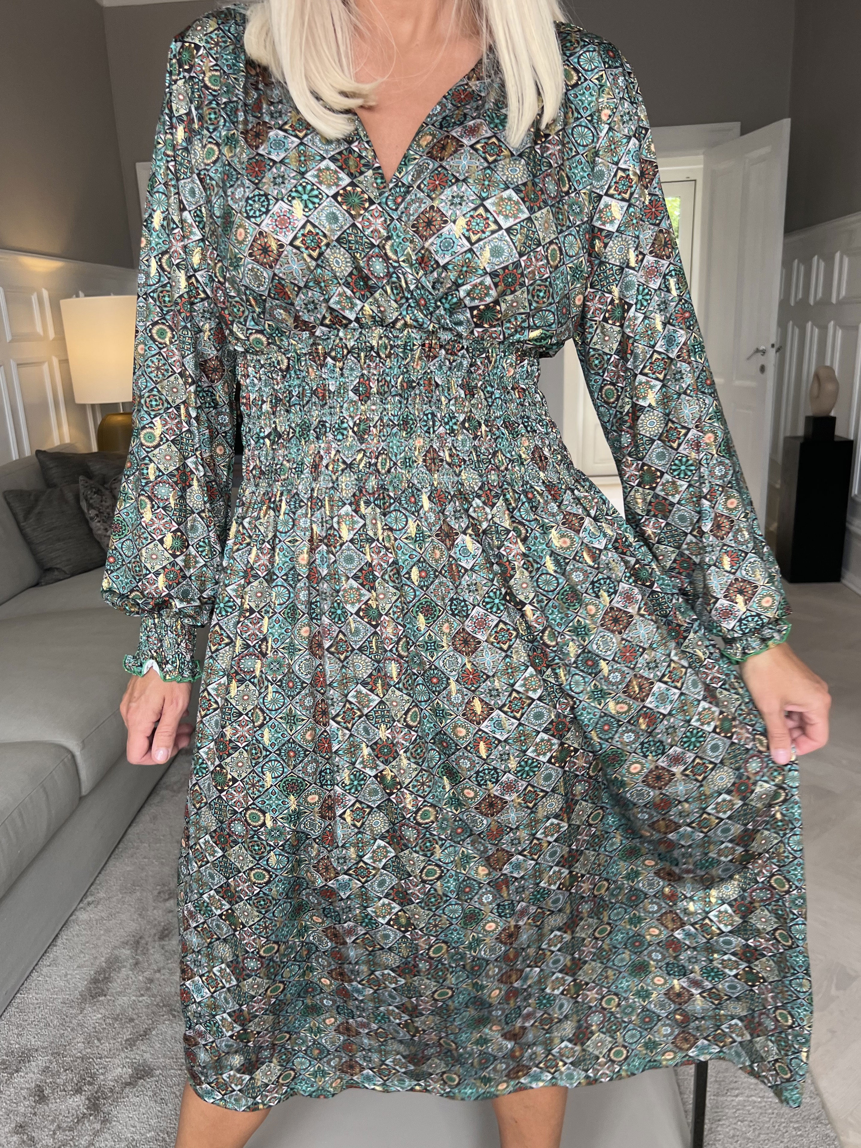 Pams Mosaic Midi L/S - Elastisk klänning i skrynkelfritt tyg med långa ärmar